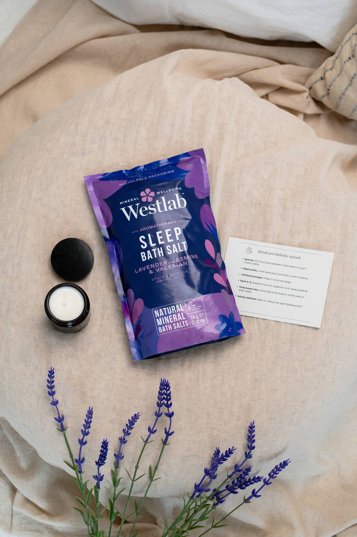 Rituály pro domácí wellness – kartička krok za krokem, sůl do koupele a svíčka