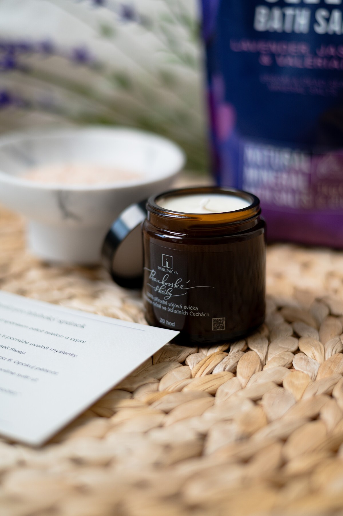 Levandulová svíčka jako součást večerního rituálu pro spánek