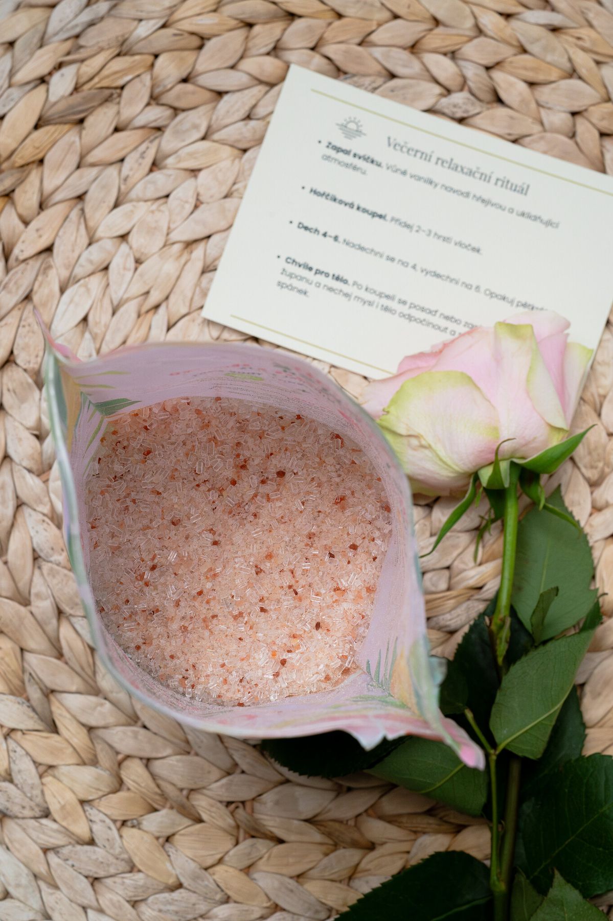 Večerní relaxační rituál – hořčíková koupel a svíčka