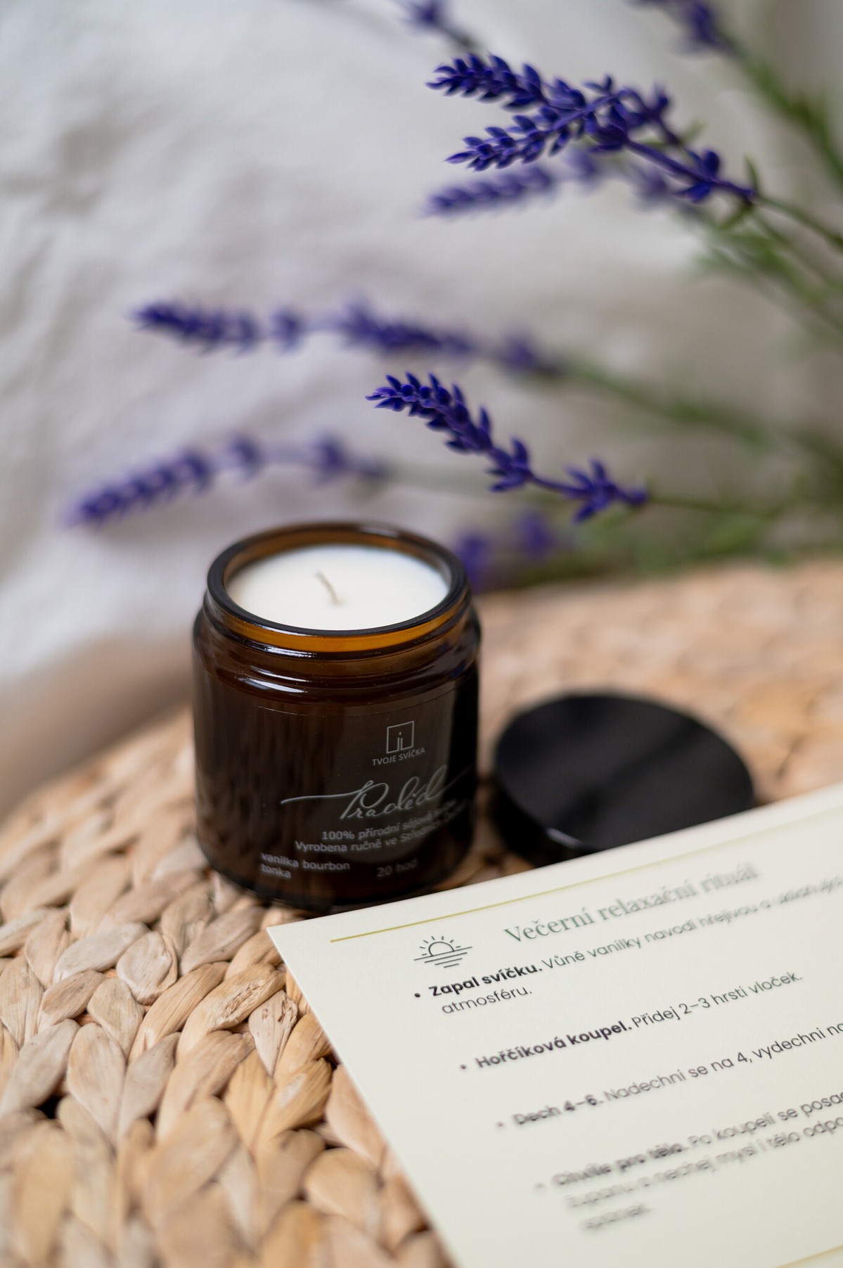 Večerní relaxační rituál s tlumeným světlem a teplou lázní